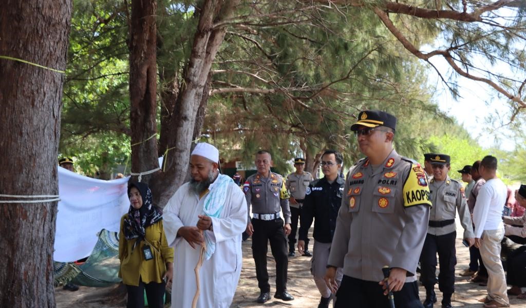 Suasana peringatan May Day di Pantai Sujung. (foto : istimewa)