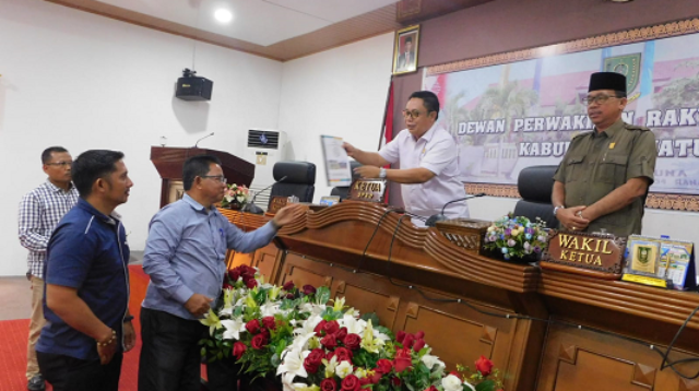 Ketua Tim Pemekaran Provinsi Natuna Anambas Umar, Menyerahkan Proposal Kepada Ketua DPRD. (Foto: Dok istimewa)
